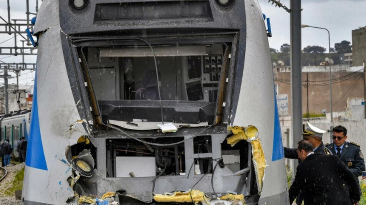 Polisi memeriksa kerusakan salah satu lokomotif dalam tabrakan kereta api di daerah Jbel Jelloud di selatan ibu kota Tunisia Tunis pada 21 Maret 2022. (Fethi Belaid/AFP)