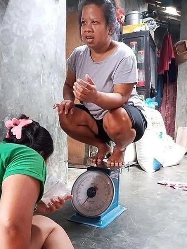 10 Kelakuan Nyeleneh Ibu-Ibu di Tempat Umum Ini Cuek Banget, Kocak