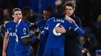Pelatih Chelsea, Mauricio Pochettino membuat rekor dengan menurunkan skuad termuda sepanjang sejarah yang pernah diturunkan The Blues di Premier League Liga Inggris saat menang 2-1 atas Crystal Palace pada laga pekan ke-19 Premier League musim 2023/2024, Rabu (27/12/2023) malam waktu setempat. Rata-rata, usia pemain Chelsea dalam laga tersebut adalah 23 tahun dan 21 hari dan menduduki peringkat ke-8 sebagai skuad termuda sepanjang sejarah Premier League. Dari total 16 pemain Chelsea yang tampil, terdapat 4 pemain termuda yang berusia di bawah 21 tahun. Siapa saja? Berikut daftar keempat pemain tersebut. (AFP/Glyn Kirk)