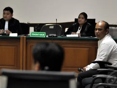 Terdakwa suap alih fungsi lahan, Gulat Manurung, menjalani sidang perdana di Pengadilan Tipikor Jakarta, Senin (15/12/2014). (Liputan6.com/Miftahul Hayat)