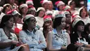 Seluruh karyawan PT Elang Mahkota Teknologi Tbk (Emtek) tampak antusias menyaksikan konser bertajuk "Harmoni Hadiah Terindah" di Studio 6 SCTV, Jakarta, Jumat (12/12/2014). (Liputan6.com/Johan Tallo)