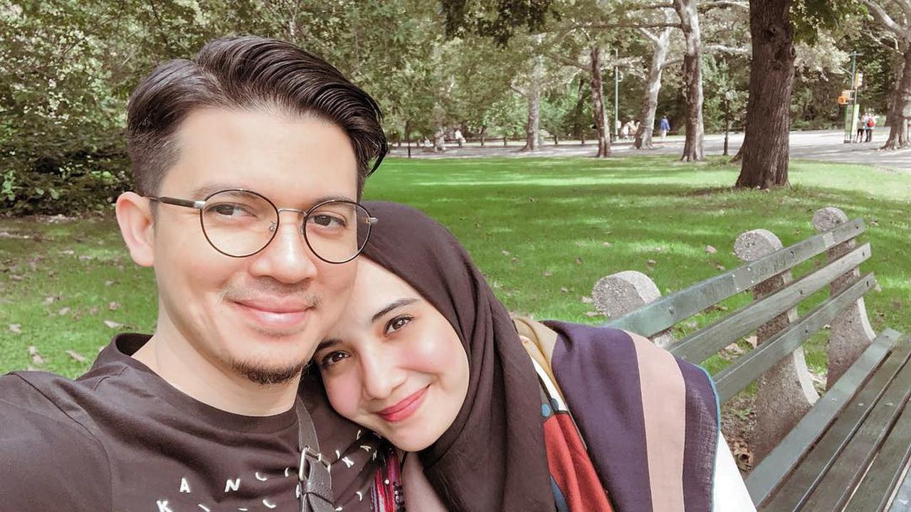 Zaskia Sungkar dan Irwansyah mesra.