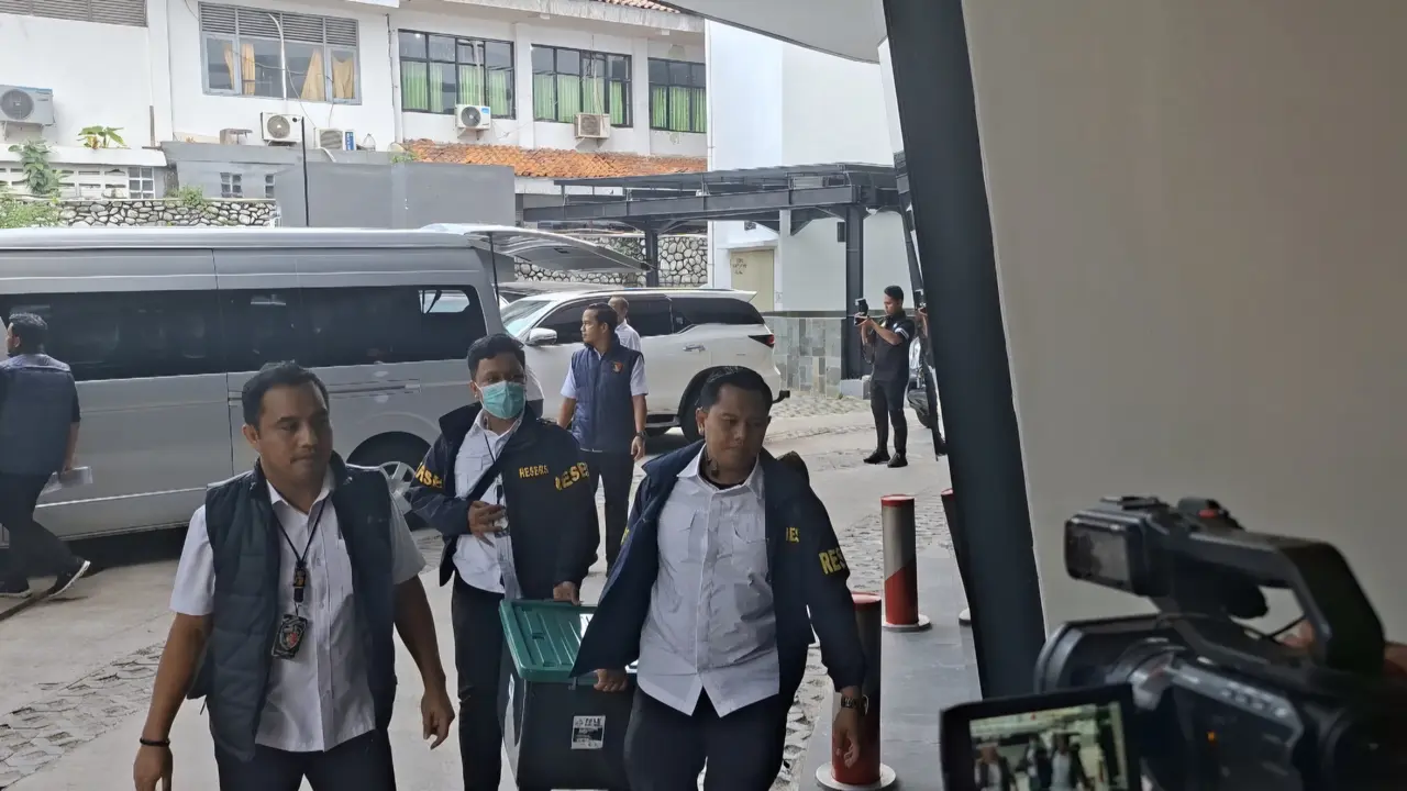 Polisi bawa barang bukti kasus Febrie Adriansyah ke Kejagung.