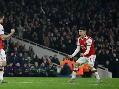 Pemain Arsenal Sokratis Papastathopoulos (kiri) merayakan dengan rekan setimnya Lucas Torreira usai mencetak gol ke gawang Manchester United pada pertandingan lanjutan Liga Inggris di Emirates Stadium, London, Rabu (1/1/2020). Arsenal menang 2-0. (AP Photo/Matt Dunham)