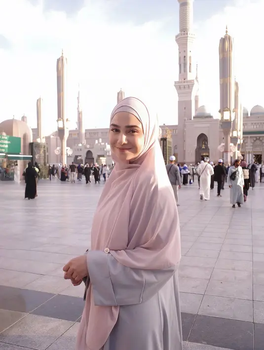 Dalam beberapa foto yang diunggah, Syifa Hadju terlihat cantik dalam balutan busana muslim [@syifahadju]