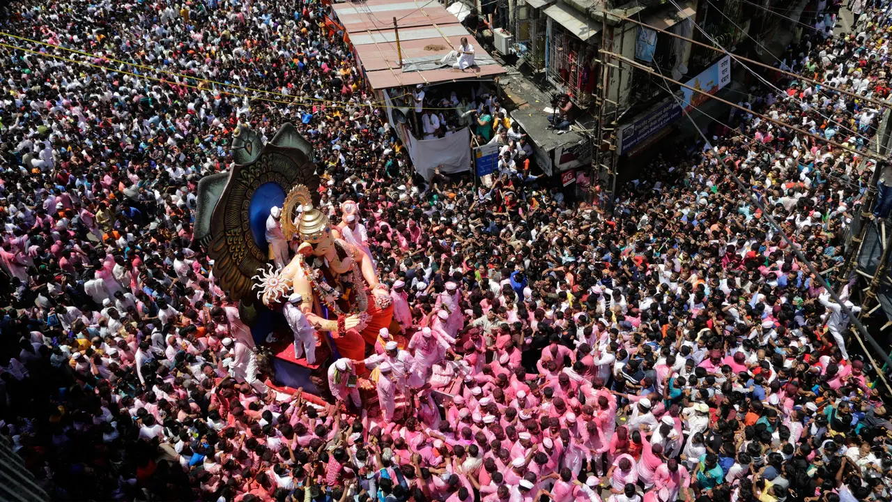 Rayakan Hari Lahir Dewa Ganesha, Warga India Banjiri Kota Mumbai