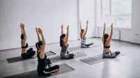 3 Gerakan Yoga Tanpa Matras yang Ampuh Atasi Badan Kaku dan Pegal pada Karyawan