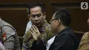 Tubagus Chaeri Wardana (kiri) jelang menjalani sidang dakwaan kasus dugaan korupsi terkait pengadaan alat kesehatan di Pemprov Banten dan Pemkot Tangerang Selatan serta Tindak Pidana Pencucian Uang di Pengadilan Tipikor, Jakarta, Kamis (31/10/2019). (Liputan6.com/Helmi Fithriansyah)