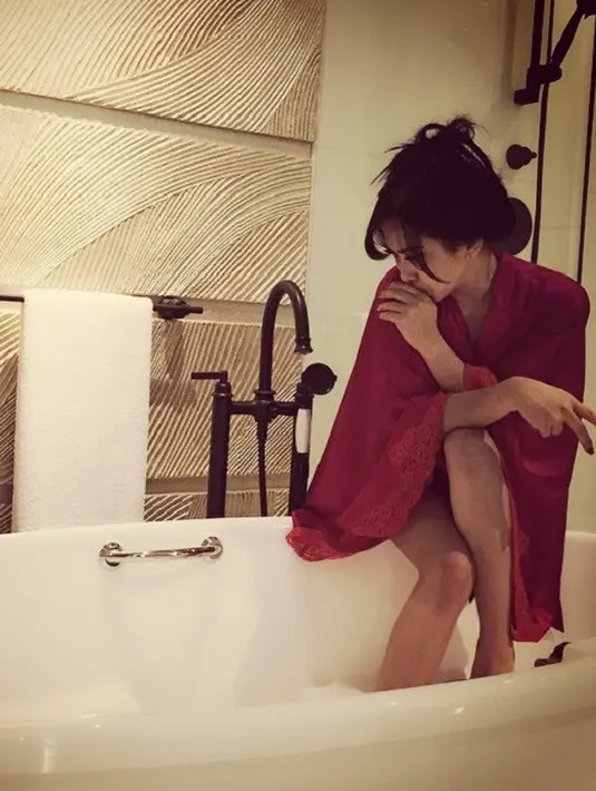 Syahrini selalu tampil cetar membahana. Saat berpose di atas bathtub, ia pun tampak begitu anggun. (Foto: instagram.com/princessyahrini)