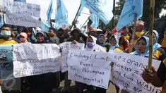 Serikat Nelayan Indonesia (SNI) melakukan unjuk rasa di depan Kementerian Kelautan dan Perikanan (KKP), Jakarta, Selasa (23/8). Mereka meminta perlindungan pemerintah karena kerap dihadang perompak di tengah laut. (Liputan6.com/Immanuel Antonius)