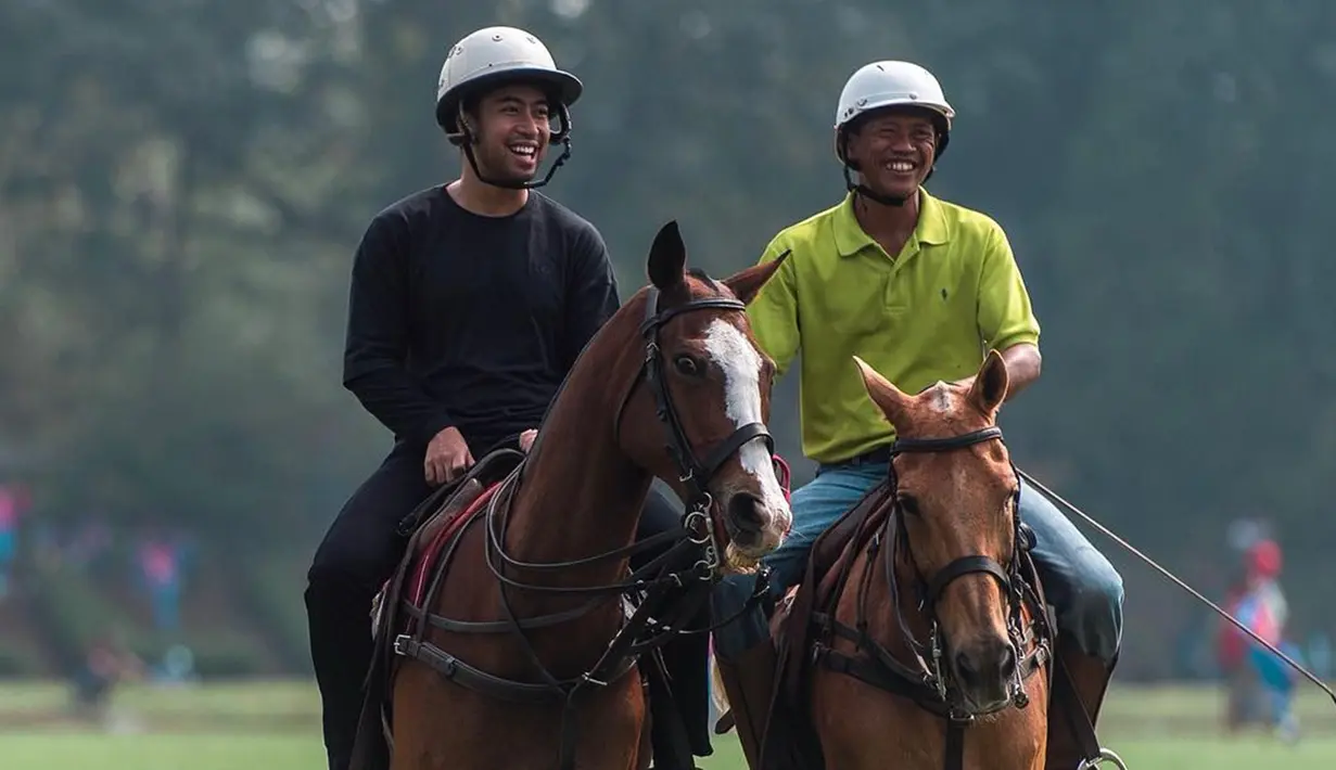 Olahraga dilakukan kakak dari Vadie Akbar ini untuk menjaga kebugaran tubuhnya. Olahraga yang dilakukannya cukup unik. Mulai olahraga kardio seperti berlari hingga berkuda. Ketika berkuda, Vidi kerap didampingi oleh pelatih untuk menungganginya (Liputan6.com/IG/@vidialdiano)