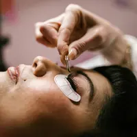 Ilustrasi seorang wanita yang sedang melakukan eyelash extention (sumber foto: pexels.com/RDNE Stock project)