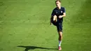 Antoine Griezmann tengah melakukan pemanasan pada sesi latihan bersama timnas Prancis sebelum laga Final Piala Eropa 2016 melawan Portugal di Clairefontaine-en-Yvelines, Paris, (9/7/2016). (AFP/Franck Fife)