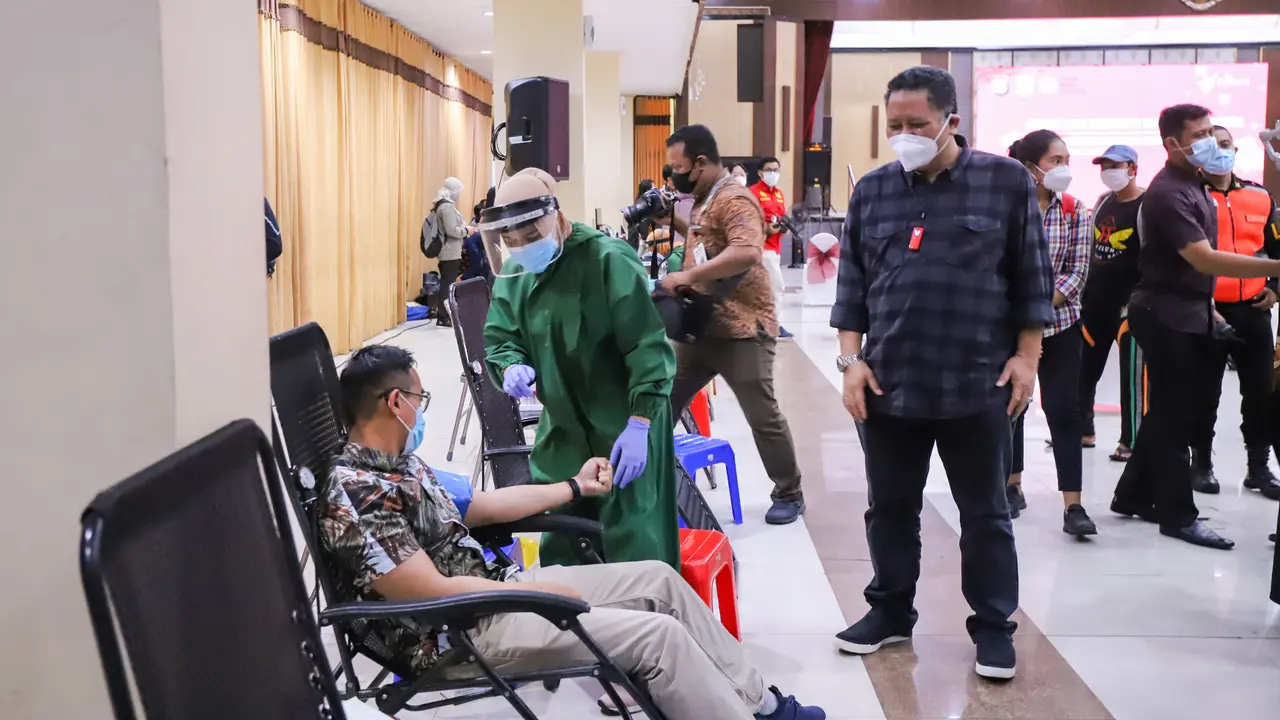 Pelaksana Tugas (Plt) Wali Kota Surabaya Whisnu Sakti Buana melihat acara donor darah plasma konvalensen. (Dian Kurniawan/Liputan6.com)