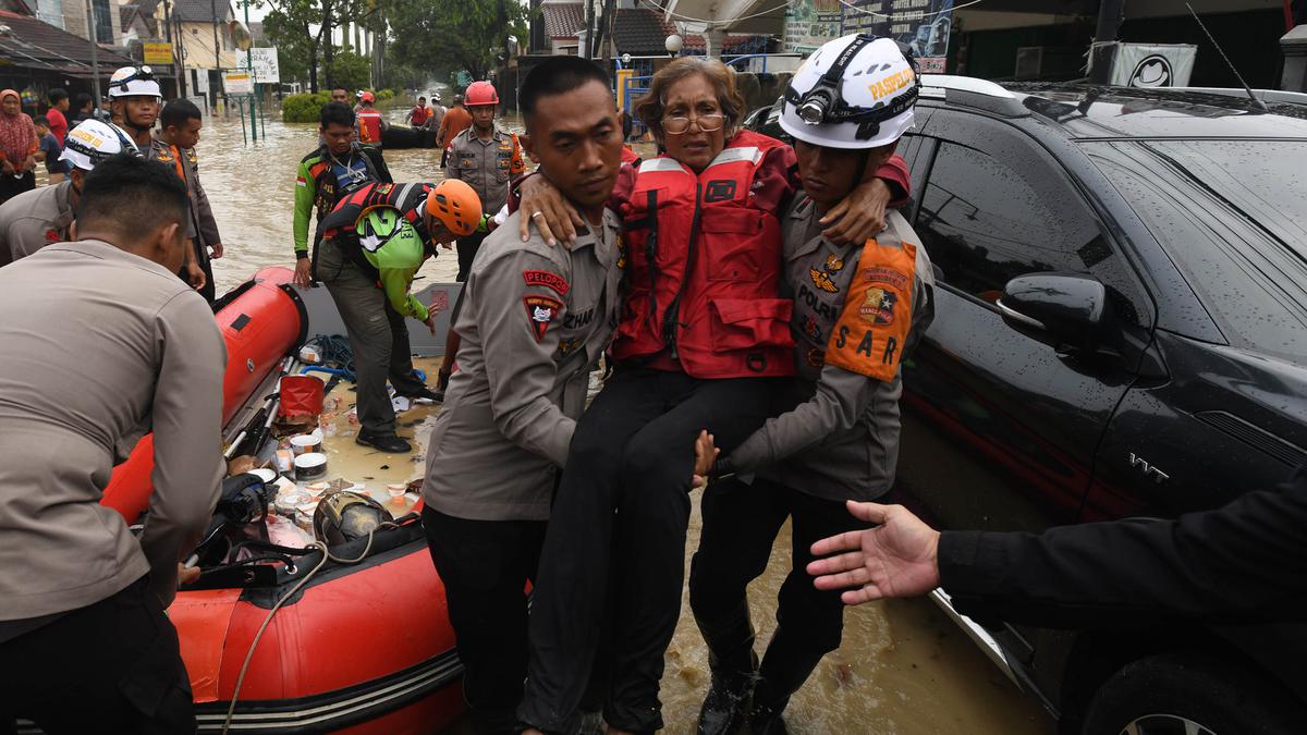 Terdampak Banjir, Warga Perumahan Vila Nusa Indah 3 Bogor Dievakuasi