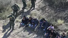 Petugas menangkap imigran Meksiko yang berusaha menyeberangi perbatasan AS-Meksiko di McAllen, Texas (3/1). Ribuan imigran masuk secara ilegal melintasi perbatasan mencari suaka di AS jelang pelantikan AS Donald Trump. (AFP Photo/John Moore/Getty Images)