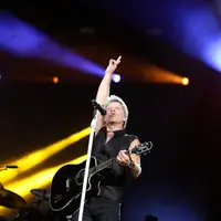 Sang vokalis yang melantunkan lagu-lagu megahits seperti ‘It’s My Life’, ‘Because We Can’ atau ‘You Give Love A Bad Name’ berhasil menyihir penonton membuat koor mengikuti sang idola. (Foto: Faizal Fanani/Liputan6.com)