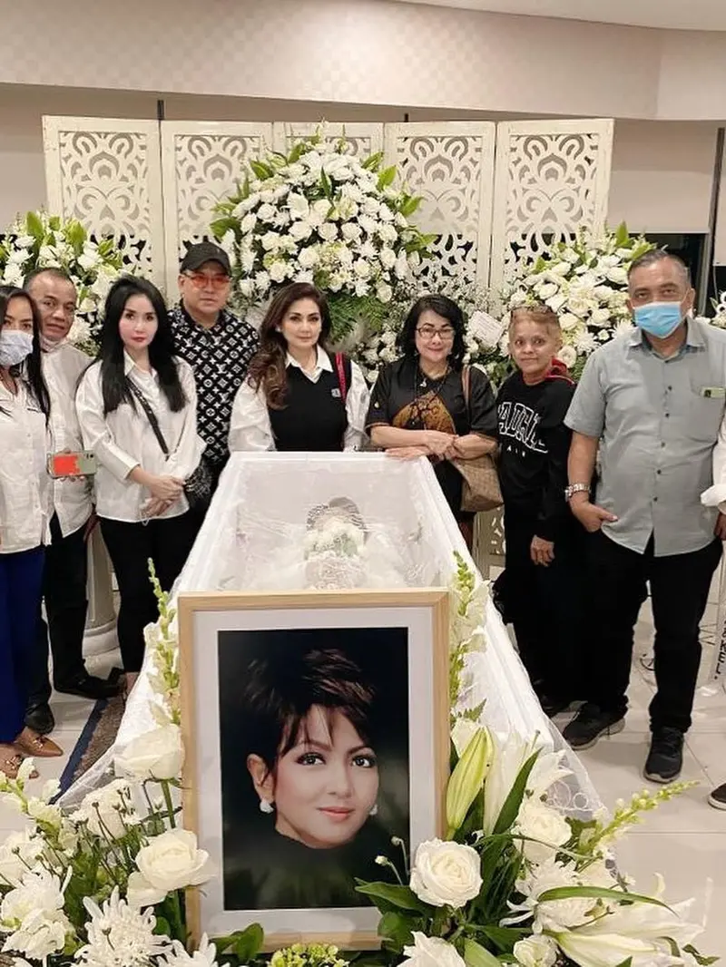 Nia Daniaty Bertemu Sesama Artis Senior Saat melayat Nindy Ellesse Laoh (Foto: Instagram/@niadaniatynew)