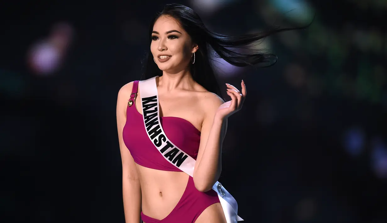 Miss Kazakhstan, Sabina Azimbayeva tampil dalam balutan baju renang dalam preliminary competition ajang Miss Universe 2018 di Bangkok, Thailand, Kamis (13/12). Tahun ini Miss Unverse memasuki penyelenggaraan tahun ke-67. (Lillian SUWANRUMPHA / AFP)