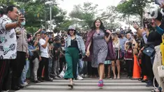 Penyanyi Gisella Anastasia dan artis Jessica Iskandar ikut meramaikan Citayam Fashion Week di kawasan SCBD (Sudirman Citayam Bojong Gede Dukuh Atas), Dukuh Atas, Jakarta Pusat, Senin (25/7/2022). Gisella dan Jessica tampak catwalk di zebra cross Dukuh Atas BNI. (Liputan6.com/Herman Zakharia)