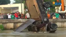 Diduga sopir bernama Maman terbawa derasnya arus. Hingga kini petugas masih melakukan upaya pencarian.