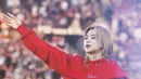 Kenakan atasan yang sama, Jimin hanya mengganti outer. Ia kenakan hoodie katun merah Dior dan celana jeans biru. [Dior]