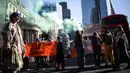 Sekelompok orang memegang spanduk bertuliskan "Youth Demand an End to Genocide" yang merujuk pada konflik di Gaza, di dekat stasiun metro Bank, pusat kota London, pada 7 April 2025. (HENRY NICHOLLS/AFP)