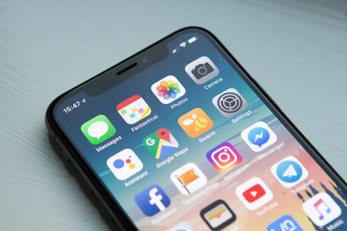Ilustrasi iPhone (Photo By William Hook on Unsplash)