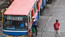 Angkutan Metromini menunggu penumpang di Terminal Blok M, Jakarta, Jumat (12/4). Kepala Bidang Angkutan Darat (BAD) Dinas Perhubungan DKI Jakarta Masdes Aerofi mengatakan setidaknya pada 2019 ini ada 312 bus sedang yang akan bekerja sama dengan Jak Lingko. (Liputan6.com/Immanuel Antonius)