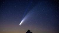 Komet Neowise di atas Gunung Washington dekat Springfield, Ore. (Chris Pietsch/The Register-Guard, via Associated Press)