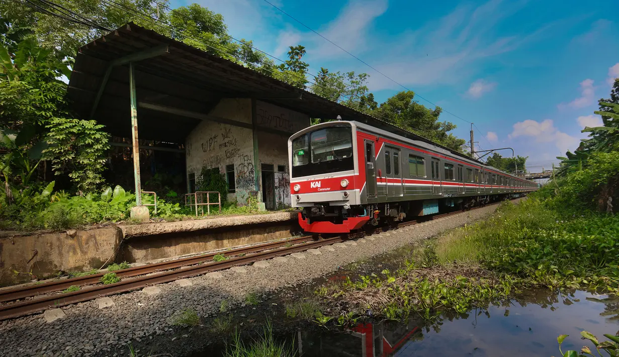 Hingga kini, warga sekitar wilayah Gunung Putri menanti kepastian pengoperasian kembali stasiun tersebut, untuk mempermudah akses mobilitas ke berbagai wilayah di Jabodetabek. Tampak dalam foto, KRL Commuter Line saat melintasi Stasiun Gunung Putri (GPI) Kabupaten Bogor, Jawa Barat, Rabu 22 April 2026. (Kapanlagi.com/Budy Santoso)
