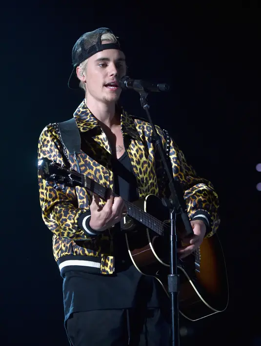 "Aku tidak heran jika Justin mengunggah foto itu. Memang sedikit kasar, namun aku bersama mu Bieber," tulis netizen. (AFP/Bintang.com)