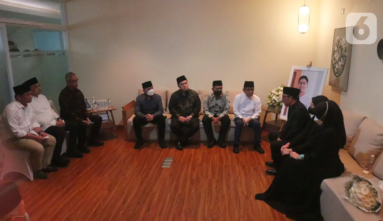Sejumlah pejabat  turut menghadiri penjemputan jenazah Putra Ridwan Kamil dan Atalia Praratya, Emmeril Kahn Mumtadz atau Eril di bandara Soetta, Tangerang Minggu (12/6/2022). Ridwan kamil langsung membawa jenazah Eril menuju Bandung Jawa Barat untuk di makamkan. (Liputan6.com/Angga Yuniar)
