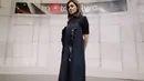 Slit dress pun bisa digunakan sebagai outer seperti yang dikenakan Najwa ini, ia memadukannya menggunakan dalam high nech tshirt hitam, dengan alas kaki sneakers hitam. Instagram @najwashihab