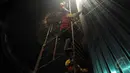 Pilar-pilar di dalam Masjid Istiqlal dibersihkan oleh sejumlah petugas, Jakarta, Selasa (19/5/2015). Kegiatan pembersihan tiang tersebut guna menyambut bulan suci Ramadan yang jatuh pada pertengahan Juni mendatang. (Liputan6.com/JohanTallo)