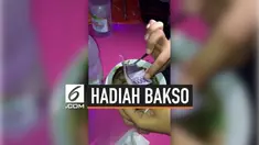 Sebuah warung bakso di Indramayu menawarkan promosi tak biasa pada pelanggannya. Mereka menaruh uang tunai dalam kuah baksonya.