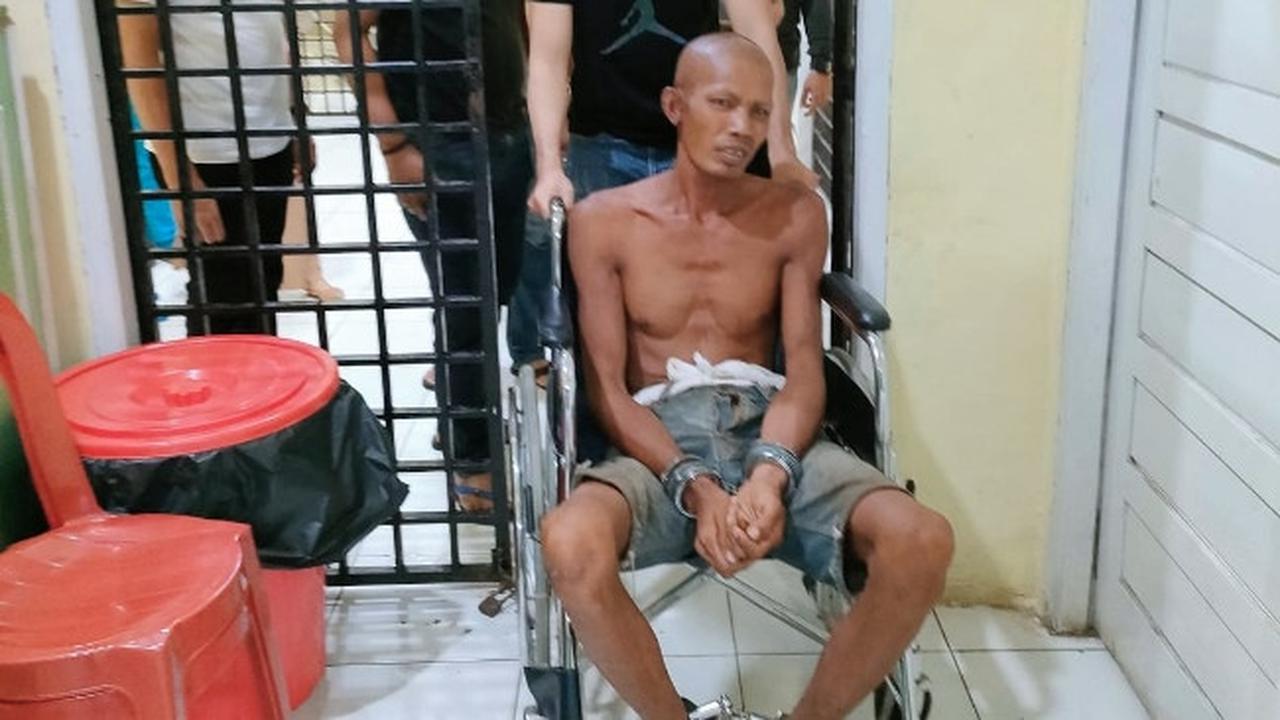 Terdakwa pembunuhan disertai mutilasi anak kandung di Indragiri Hilir saat ditahan polisi.