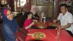 Pelatih Mitra Kukar, Jafri Sastra, didampingi istri dan kedua anaknya makan sate padang di kawasan Jakarta Selatan, Sabtu (23/1/2016). (Bola.cm/Vitalis Yogi Trisna)