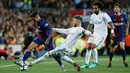 Pemain Barcelona, Coutinho berebut bola dengan pemain Real Madrid, Sergio Ramos pada pertandingan La Liga Spanyol di Stadion Camp Nou, Minggu (6/5). Barcelona bisa memaksakan hasil imbang dengan Real Madrid 2-2. (AP/Manu Fernandez)