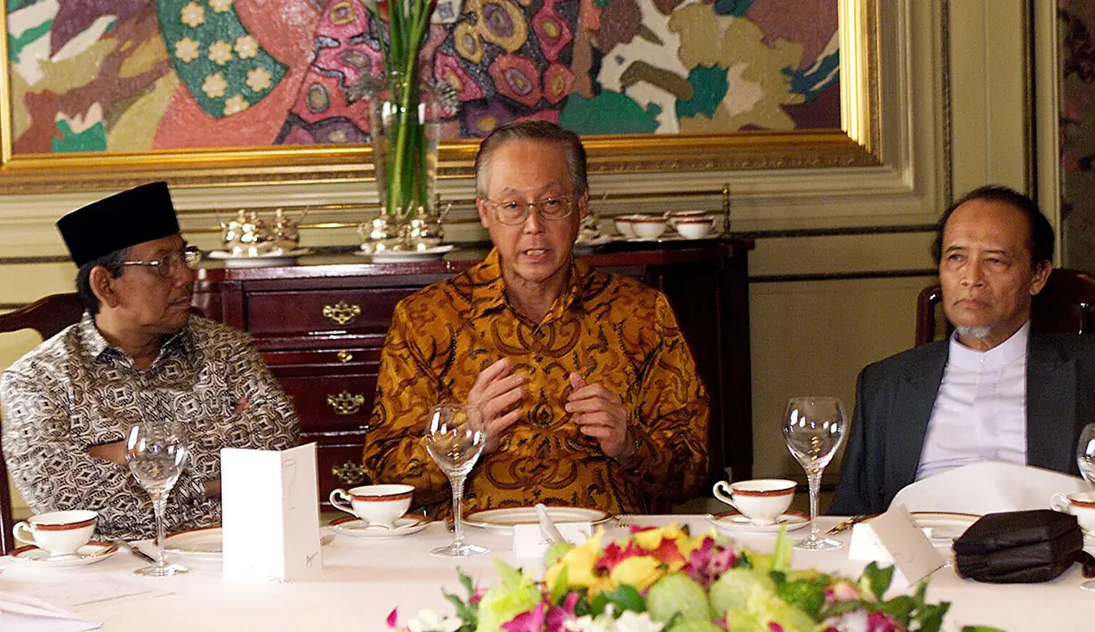 Perdana Menteri Singapura Goh Chok Tong (tengah) berbincang dengan Hasyim Muzadi (kiri) dan  dan Syafii Maarif selama pertemuan dengan para pemimpin Muslim di Jakarta, 17 Desember 2002. (AFP Photo/Adek Berry)