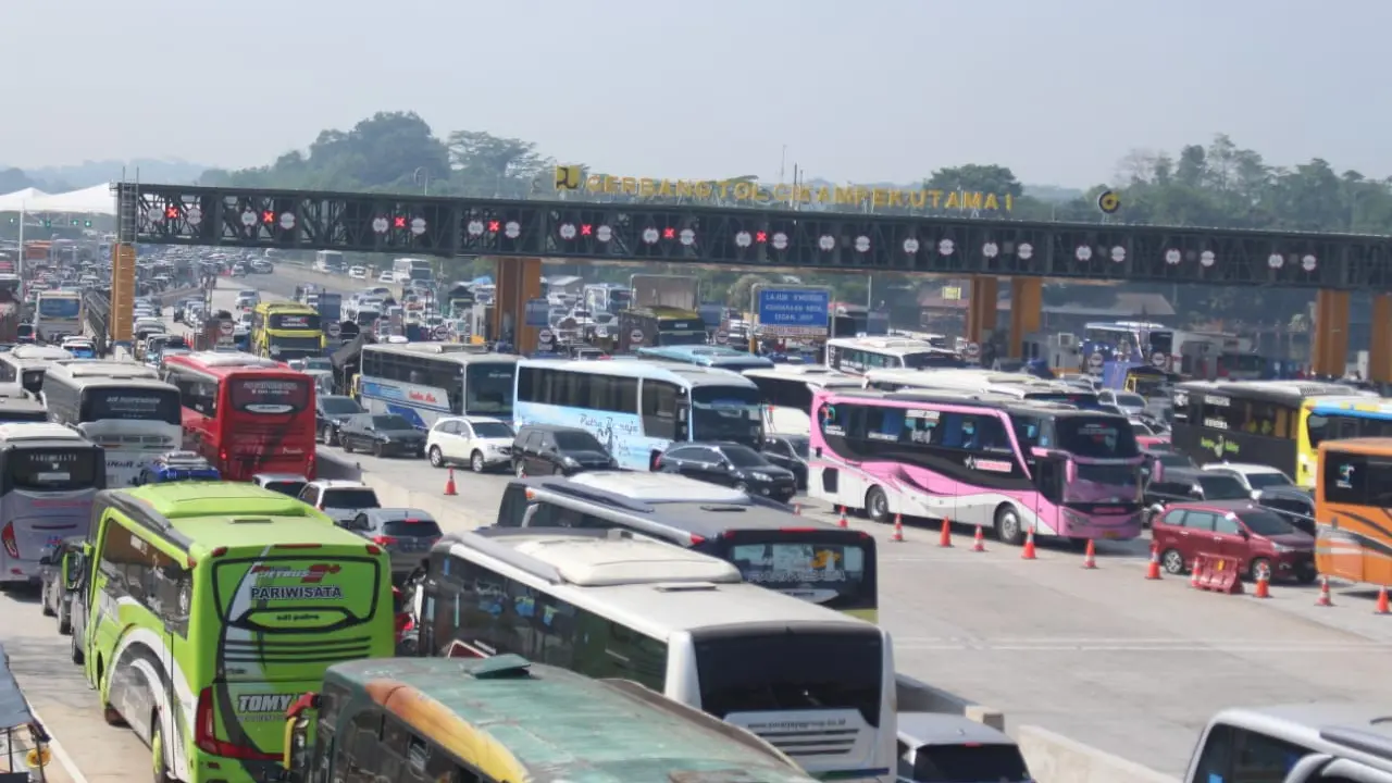 Gerbang Tol Cikampek Utama padat pemudik. (Liputan6.com/Abramena)