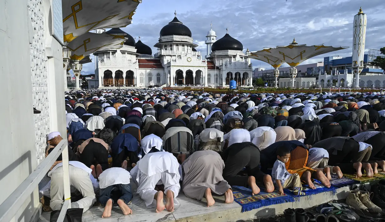 <p>Umat Muslim melaksanakan sholat Idul Fitri yang menandai berakhirnya bulan suci Ramadhan di Masjid Raya Baiturrahman di Banda Aceh pada 2 Mei 2022. (AFP/CHAIDEER MAHYUDDIN)</p>