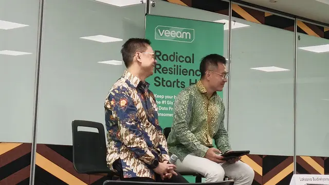 Country Leader, Veeam Indonesia, Laksana Budiwiyono, Vice President of Southeast Asia and Korea (SEAK), Veeam, Chua Chee Pin saat sesi QnA Veeam Data Cloud di Jakarta.