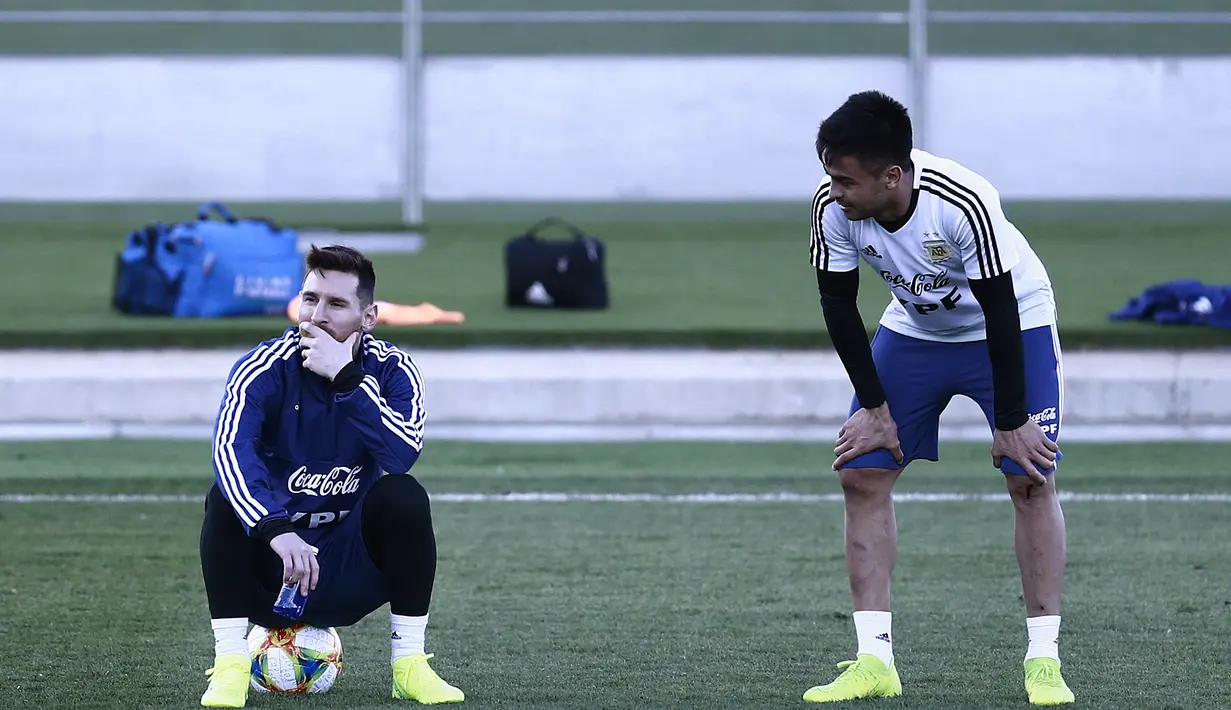 Gelandang Argentina, Lionel Messi, duduk santai saat latihan di Valdebebas, Madrid, Selasa (19/3). Latihan ini merupakan persiapan jelang laga persahabatan melawan Venezuela. (AFP/Benjamin Cremel)