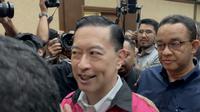 Mantan Menteri Perdagangan Thomas Trikasih Lembong alias Tom Lembong usai persidangan di Pengadilan Negeri Jakarta Pusat, Jumat (18/7/2025). Tom Lembong didampingi mantan Gubernur Jakarta Anies Baswedan. (Liputan6.com/Ady Anugrahadi)