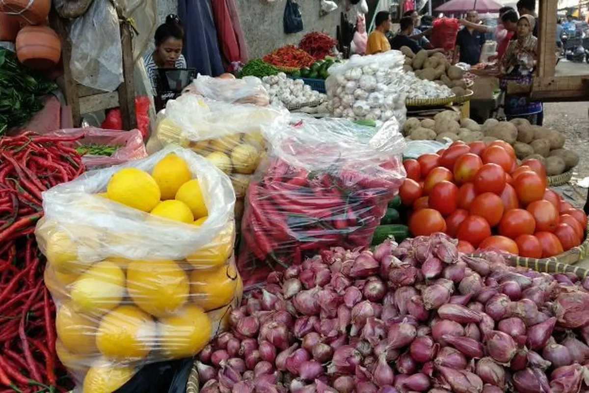 Utin (47), seorang pedagang sayuran di Pasar Kebayoran Lama , Senin (9/7/2018). (Maul/Liputan6.com)