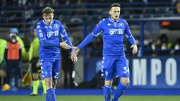 Gelandang Empoli, Szymon Zurkowski (kiri) diberi ucapan selamat oleh bek Ardian Ismajli (kanan) usai mencetak gol ke gawang Juventus pada pertandingan lanjutan Liga Serie A Italia di stadion Carlo-Castellani di Empoli, Minggu (27/2/2022). Juventus menang tipis atas Empoli 3-2. (AFP/Alberto Pizzoli)