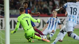 Dua gol kemenangan Barcelona tercipta di babak pertama lewat aksi Lamine Yamal dan eksekusi penalti Raphinha di akhir babak kedua. (LLUIS GENE / AFP)