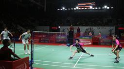 Sejak awal gim pertama, Marcus/Kevin langsung memberikan tekanan ke Popov bersaudara. Bahkan, The Minions mampu unggul 6-1 dari wakil Prancis tersebut. Sempat hanya berselisih satu angka, pasangan Indonesia berhasil unggul dengan skor 11-8 hingga interval gim pertama. (Bola.com/Ikhwan Yanuar)