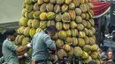 Personel militer bersiap membagikan gunungan durian kepada pengunjung saat festival Kenduren di Jombang, Jawa Timur, Minggu (3/3). Festival Kenduren tersebut merupakan acara tahunan yang digelar setiap memasuki musim panen durian. (Juni Kriswanto/AFP)